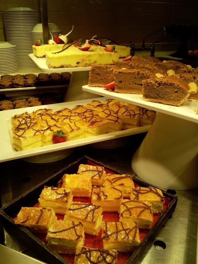 Cruise ship dining