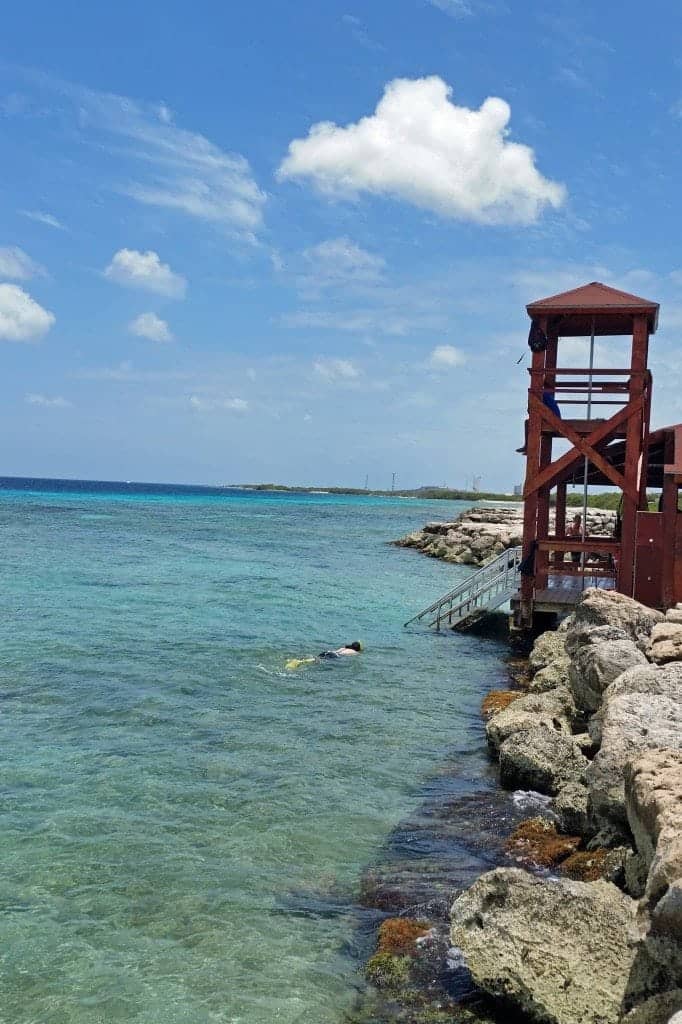 Lifeguard stand with firepole in middle Aruba