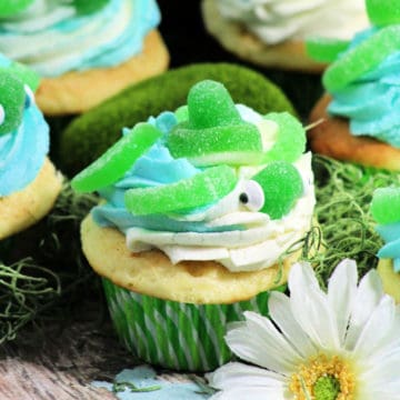 Turtle Cupcake with green striped cupcake liner