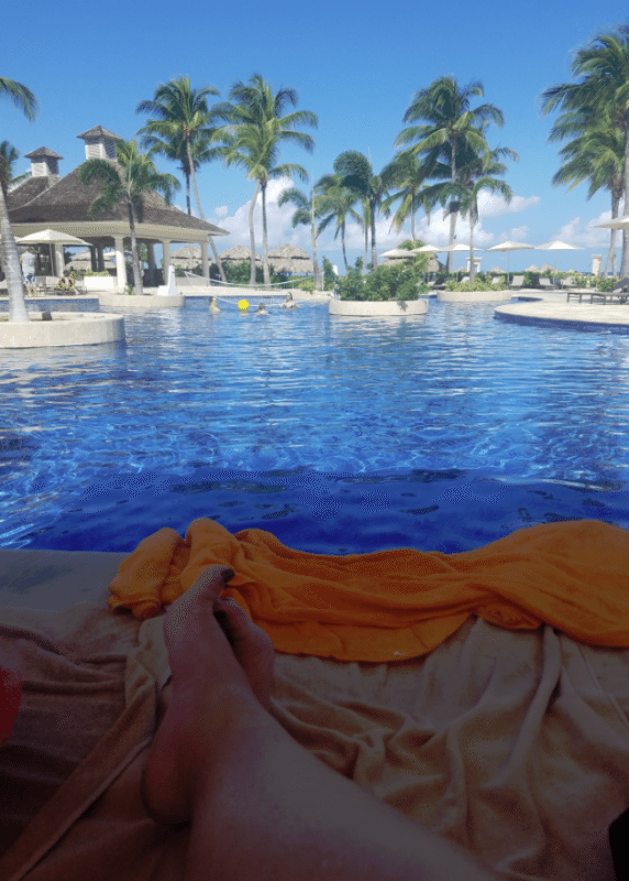 relaxing-at-the-pool