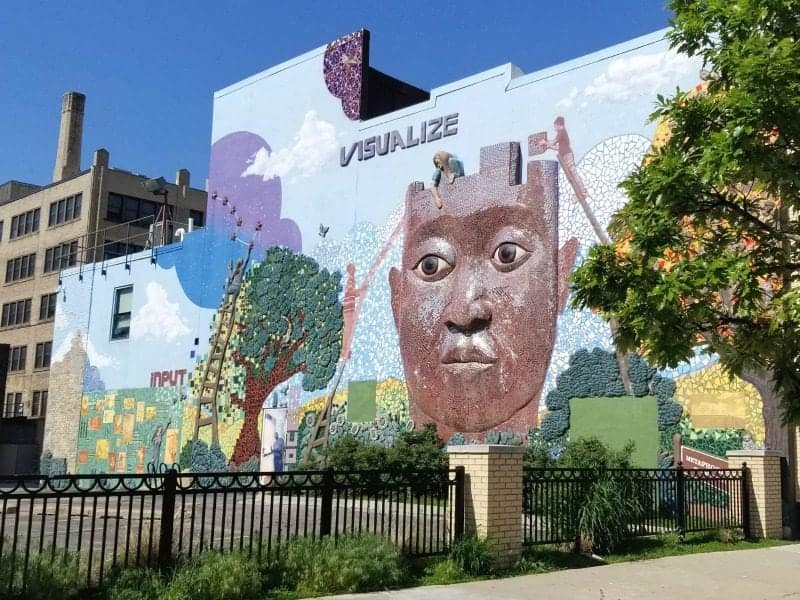 Visualize mural with a face coming out of the building