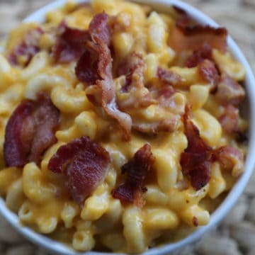 Bacon Mac and Cheese in a white bowl