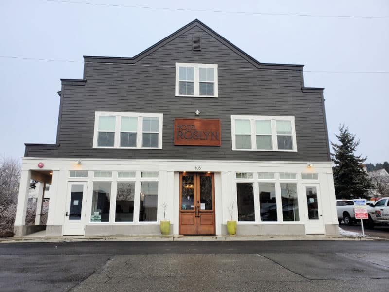 Hotel Roslyn Exterior with entrance door