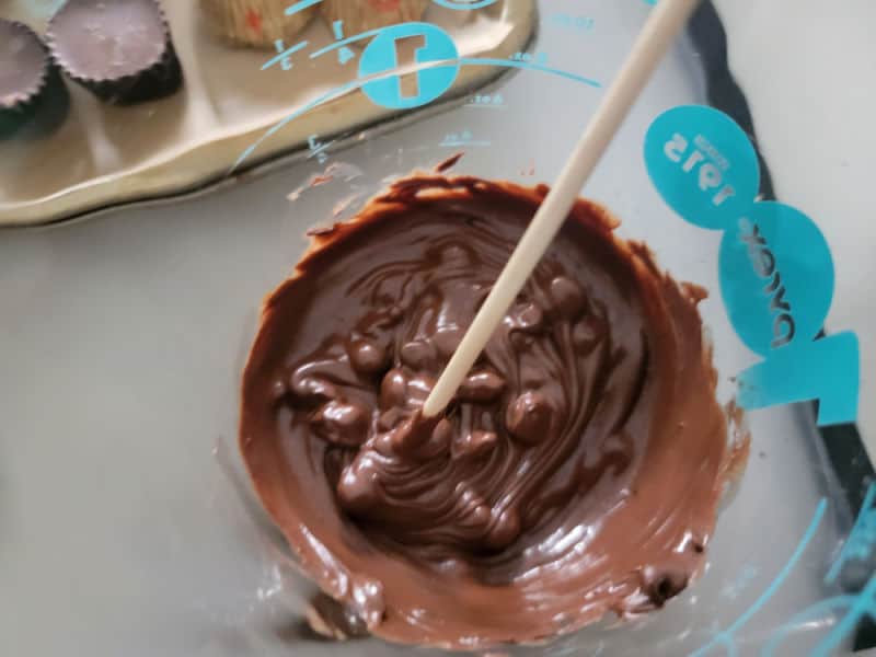 melted chocolate chips in measuring cups
