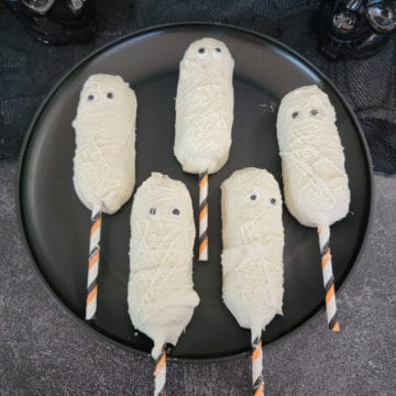 Twinkie Mummies on a black circle plate