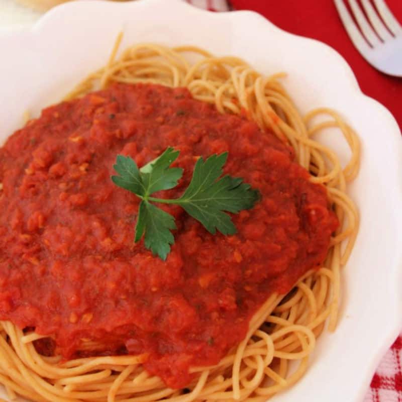 olive garden marinara sauce on spaghetti on a white plate
