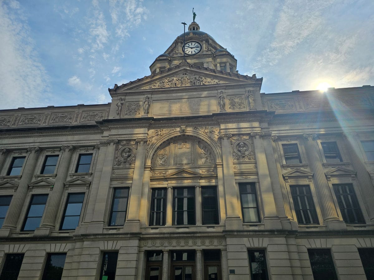 Sunlight pouring over the Fort Wayne Courthouse